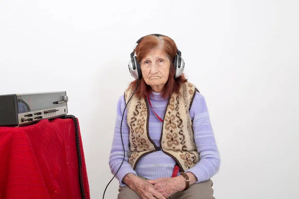 Starsza Pani Słucha Uważnie Radia Słuchawkami — Zdjęcie stockowe