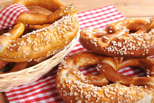 Original Bayerische Sole Mit Salz Korb Auf Holzbrettern — Stockfoto