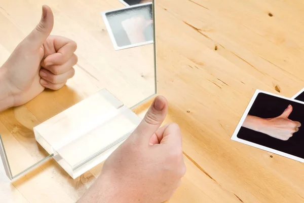 Sostener Tablet Con Una Pantalla Blanco Mesa Madera — Foto de Stock