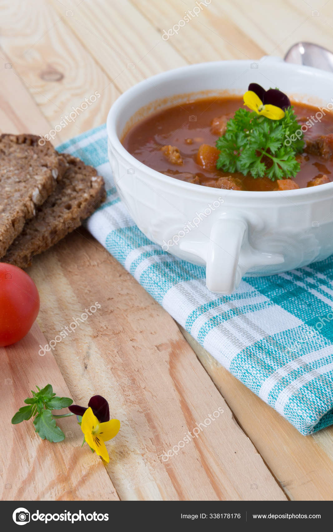 Rindfleisch Gulasch Eintopf Auf Dem Tisch - Stockfotografie ...