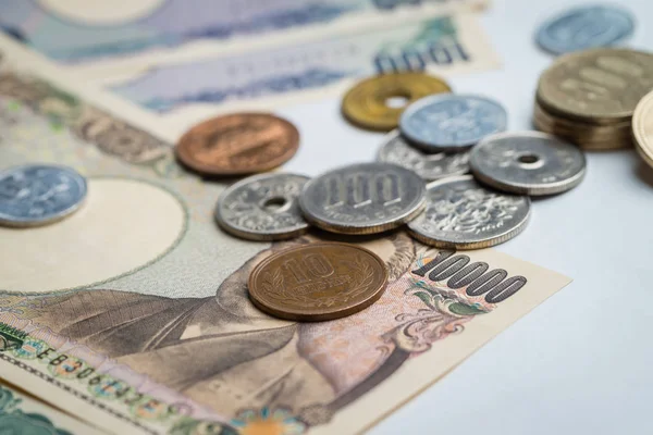 Några Japanska Yen Räkningar Och Mynt Utspridda Ett Vitt Bord — Stockfoto