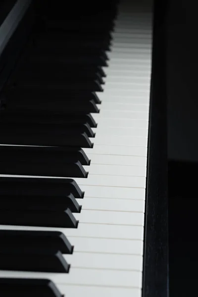 Egy Drámaian Sötét Kép Egy Zongora Billentyűzetéről — Stock Fotó