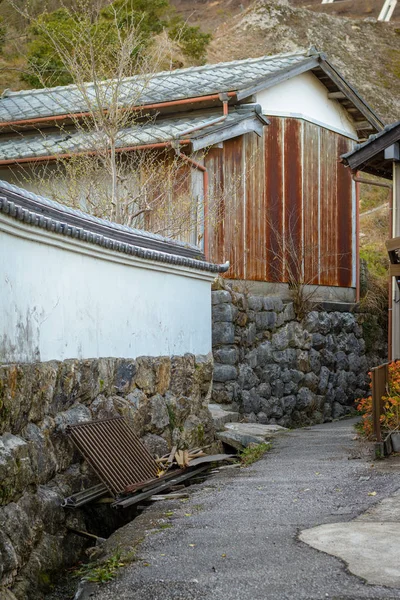 Garage Arrugginito Vicino Sentiero Curvo Spazzatura Contro Muro Bianco Con — Foto Stock