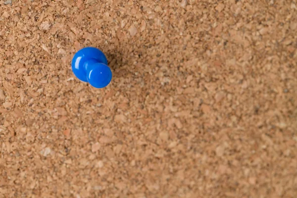 コルクボード上の青い親指のタック — ストック写真