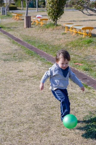 Двухлетний Мальчик Пинающий Мяч Парке — стоковое фото