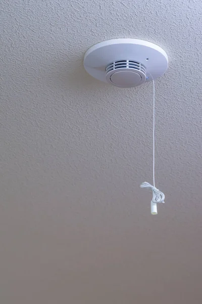 テクスチャードホワイト天井の白い火災警報器 — ストック写真