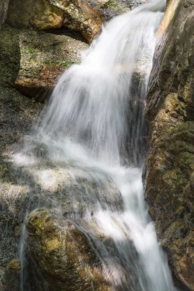 Una Cascata Che Scorre Sopra Rimbalza Sulle Rocce — Foto Stock