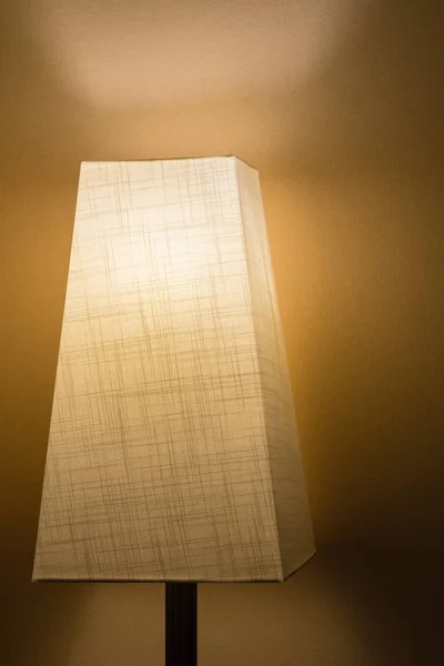 Лампа Оттенком Тканной Лампы Темной Комнате Напротив Простой Стены — стоковое фото
