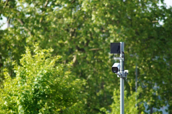 Evin Çatısında Güvenlik Kamerası Var — Stok fotoğraf