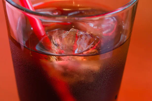 Ein Glas Kalte Cola Mit Eis Und Kondenswasser Der Außenseite — Stockfoto