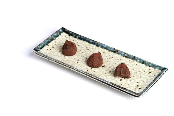 Drie Chocolade Truffels Een Keramische Plaat Met Een Puur Witte — Stockfoto