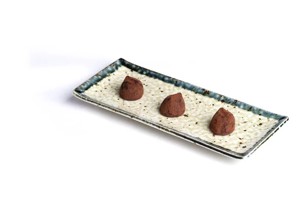 Drie Chocolade Truffels Een Keramische Plaat Met Een Zuiver Witte — Stockfoto