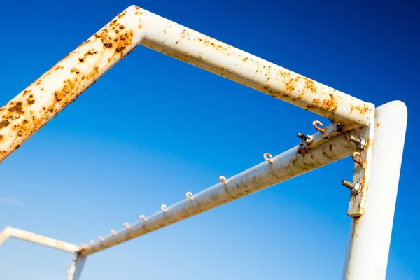 Gammal Rostig Fotboll Mot Djupblå Himmel Den Gula Färgen Harmoniserar — Stockfoto