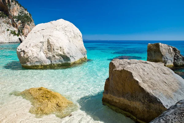 Bellissimo Scatto Una Baia Ciottoli Sardegna Pietra Gialla Primo Piano — Foto Stock