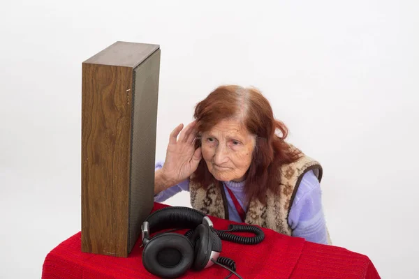 Elderly Woman Hand Her Ear Trying Hear Radio — Stock Photo, Image