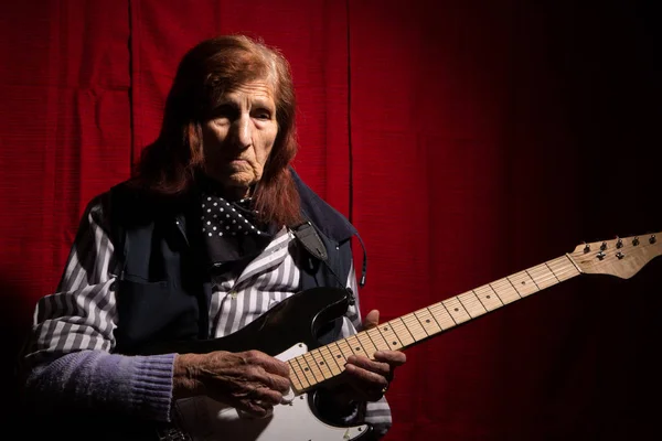 Engraçado Senhora Idosa Toca Guitarra Elétrica Quarto Escuro — Fotografia de Stock