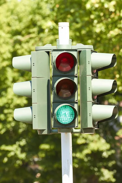 Semáforo Que Dirige Tráfico Una Intersección — Foto de Stock