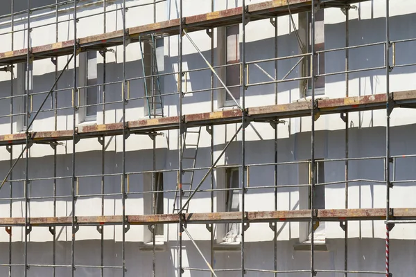 Vor Einer Hauswand Steht Ein Baugerüst — Stockfoto