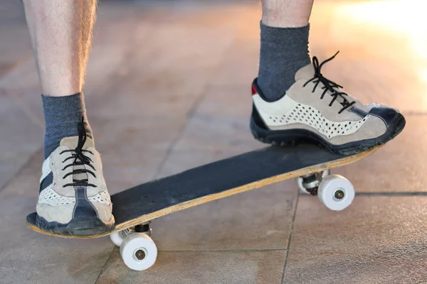 Rodaje Una Joven Montada Skateboard Del Parque — Foto de Stock