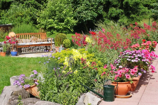 Gartenidylle Mti Sits Och Klippa Trädgård — Stockfoto