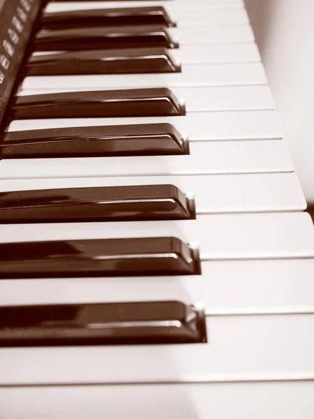 ヴィンテージ音楽キーボードの黒と白の鍵の詳細を見る — ストック写真