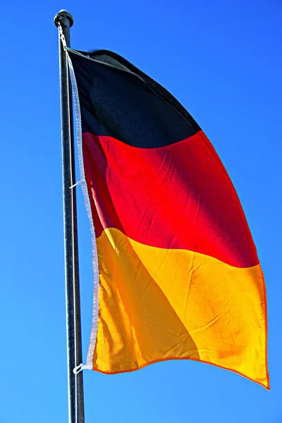 Alman Bayrağı Bayrak Direğinde Dalgalanıyor — Stok fotoğraf