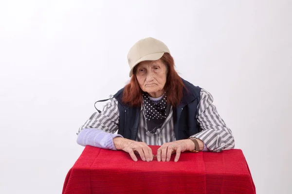 Suratı Asık Yaşlı Bir Kadının Portresi — Stok fotoğraf