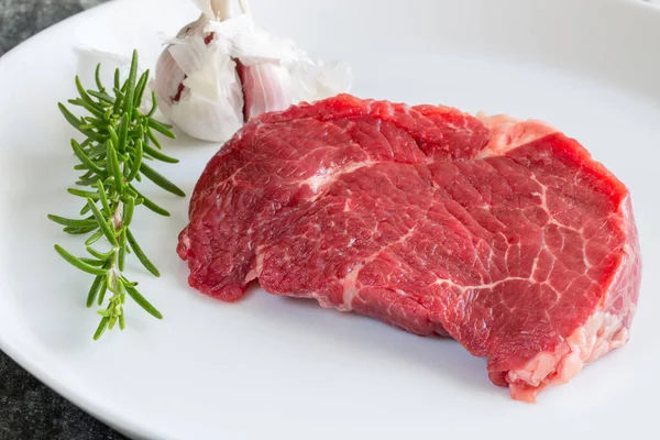 Biberiye Sarımsaklı Çiğ Biftek — Stok fotoğraf