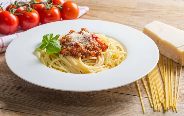 Espaguete Com Molho Bolognese Queijo Parmesão Manjericão — Fotografia de Stock