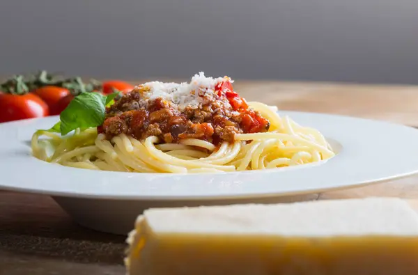 Spaghetti Con Queso Parmesano Salsa Bolognese Albahaca —  Fotos de Stock