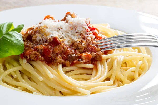 Spaghetti Med Bolognese Sås Parmesanost Och Basilika — Stockfoto