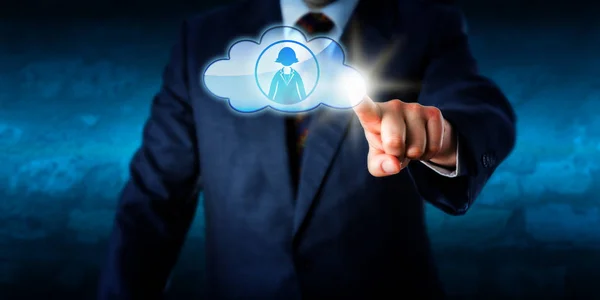 一位身穿蓝色西装的男性经理的上身正在触摸云彩图标 以与网络空间的女性同行取得联系 智能计算 云计算和人力资源的技术隐喻 — 图库照片