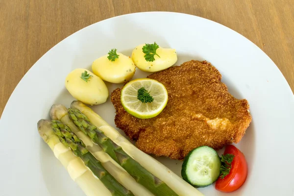 Schnitzel Con Espárragos Verdes Blancos —  Fotos de Stock