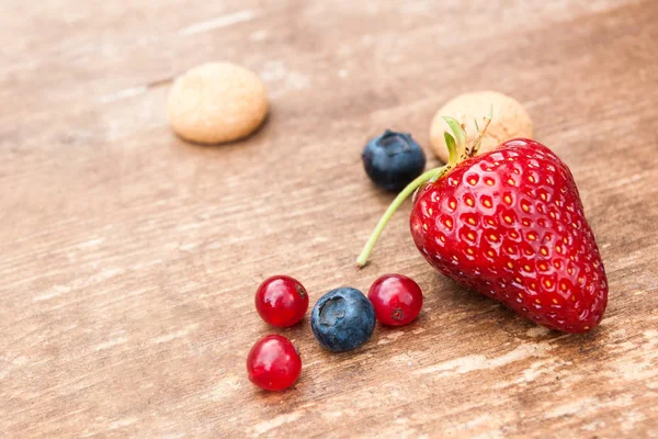 Single Berry Fruits Amarettini Biscuits Wooden Board Horizontal Format — Stock Photo, Image