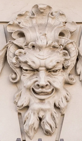 アウクスブルクの家の外観上の弁証法的仮面 ドイツ — ストック写真