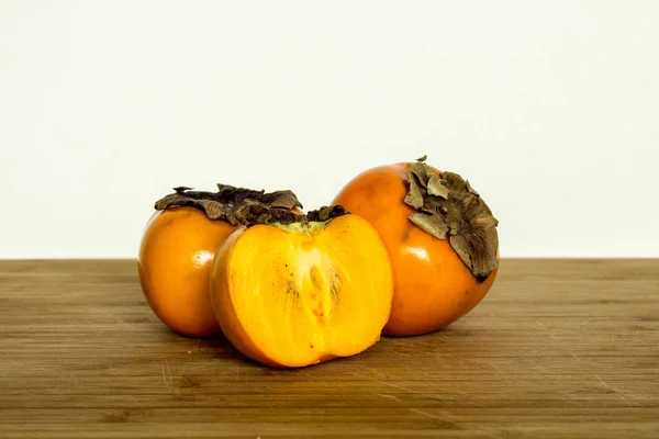 Persimmons Frutti Mezzogiorno Tavola Legno — Foto Stock