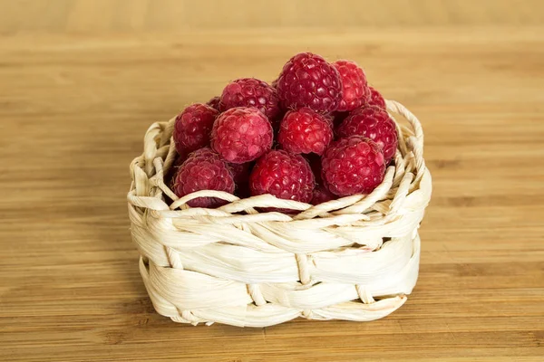 Himbeeren Korb Auf Holzbrett — Stockfoto