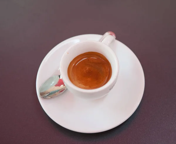 Café Expresso Uma Xícara Branca Com Colher — Fotografia de Stock