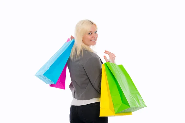 年轻的金发女人 背着购物袋 站在白色背景的面前 — 图库照片