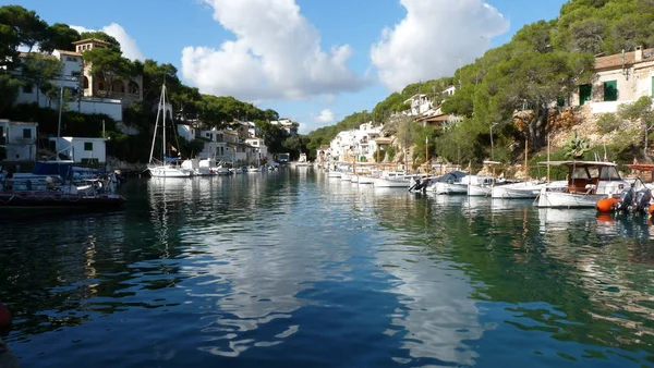 Εικόνα Του Κόλπου Της Cala Figuera Αντανακλά Την Ειρήνη Και — Φωτογραφία Αρχείου