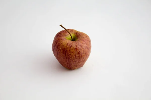 Apple Tegen Witte Achtergrond — Stockfoto