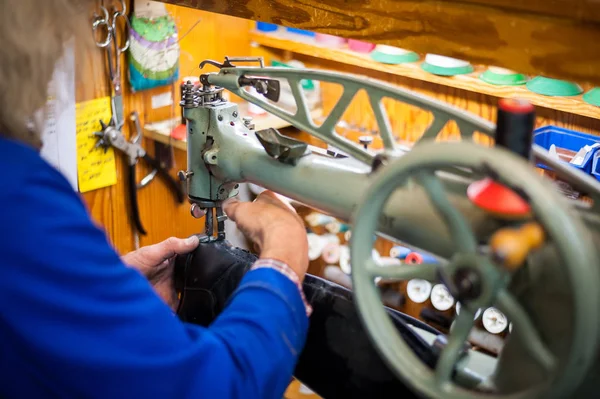 Schuhmacher Der Werkstatt Bei Der Reparatur Von Schuhen — Stockfoto