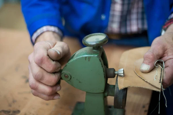 Schuhmacher Der Traditionellen Produktion Von Lederschuhen — Stockfoto