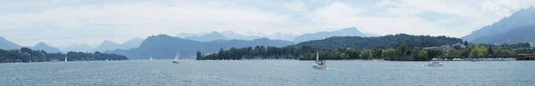 Bellissimo Paesaggio Del Lago Con Montagne Nuvole — Foto Stock