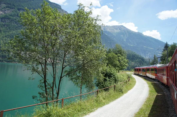 Bernina Ekspres Bir Gölde — Stok fotoğraf