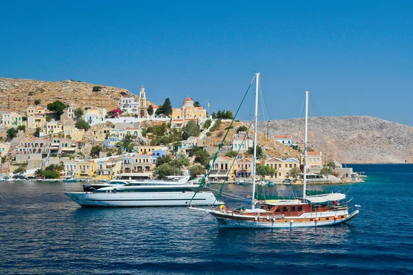 Barcos Frente Symi — Fotografia de Stock