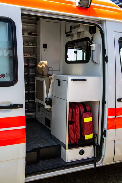 Ambulancia Con Equipo Médico —  Fotos de Stock