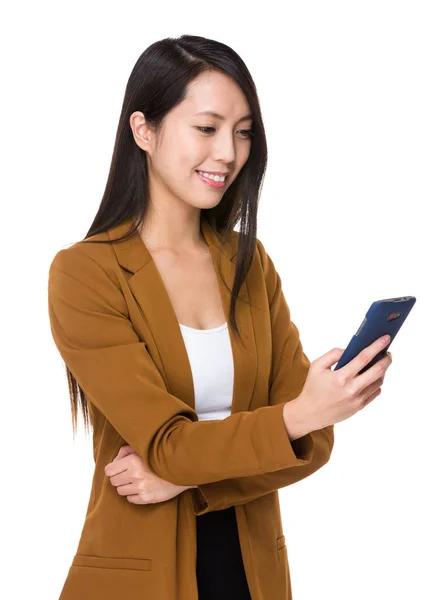 Mujer Negocios Mira Teléfono Celular —  Fotos de Stock
