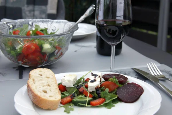 Salada Verão Com Pão Vinho Tinto — Fotografia de Stock