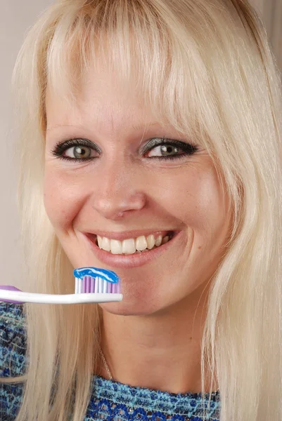 Mladá Blondýnka Kartáčováním Zubů — Stock fotografie